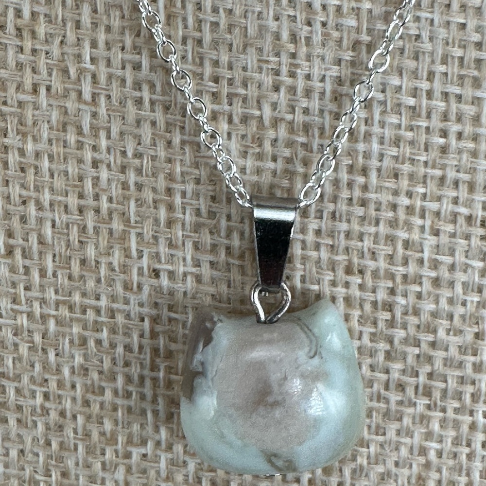 Green Flower Agate Cat Head Bead Pendant on Silver Box Chain - Picture 2 of 12